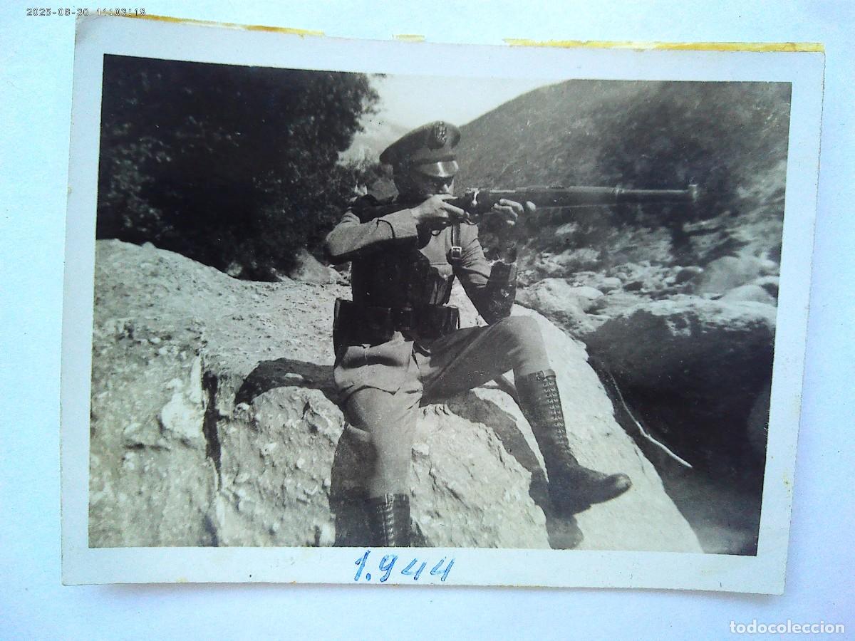 Fotograf&iacute;a antigua: POLICIA ARMADA : FOTO DE AGENTE DISPARANDO CON FUSIL MAUSER , 1944