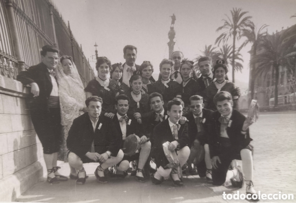 Alte Fotografie: BARCELONA FOLKLORE CORAL SARDANISTA FOTOGRAF&Iacute;A GRUPAL AL FONS MONUMENT COLON C. 1960