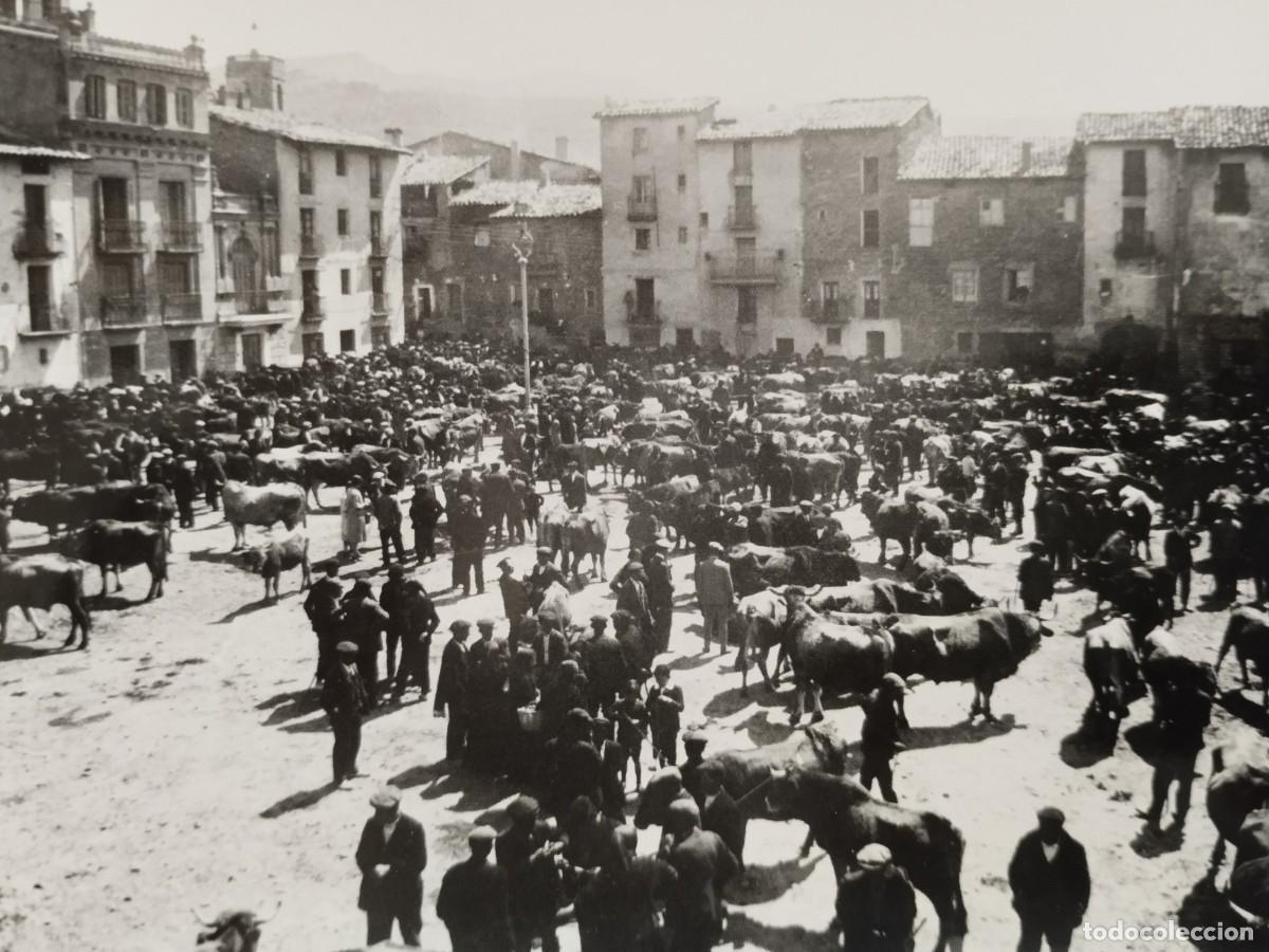 Fotograf&iacute;a antigua: FOTO POBLA DE SEGUR PLAZA DE LA PEDRERA MERCADO A&Ntilde;OS 20 (REPRODUCCION)