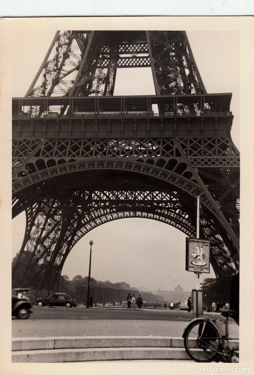 Fotograf&iacute;a antigua: Preciosa foto. Torre Eiffel, coches antiguos, bicicleta, cartel escuela veterinaria Par&iacute;s A&ntilde;os 50 pc