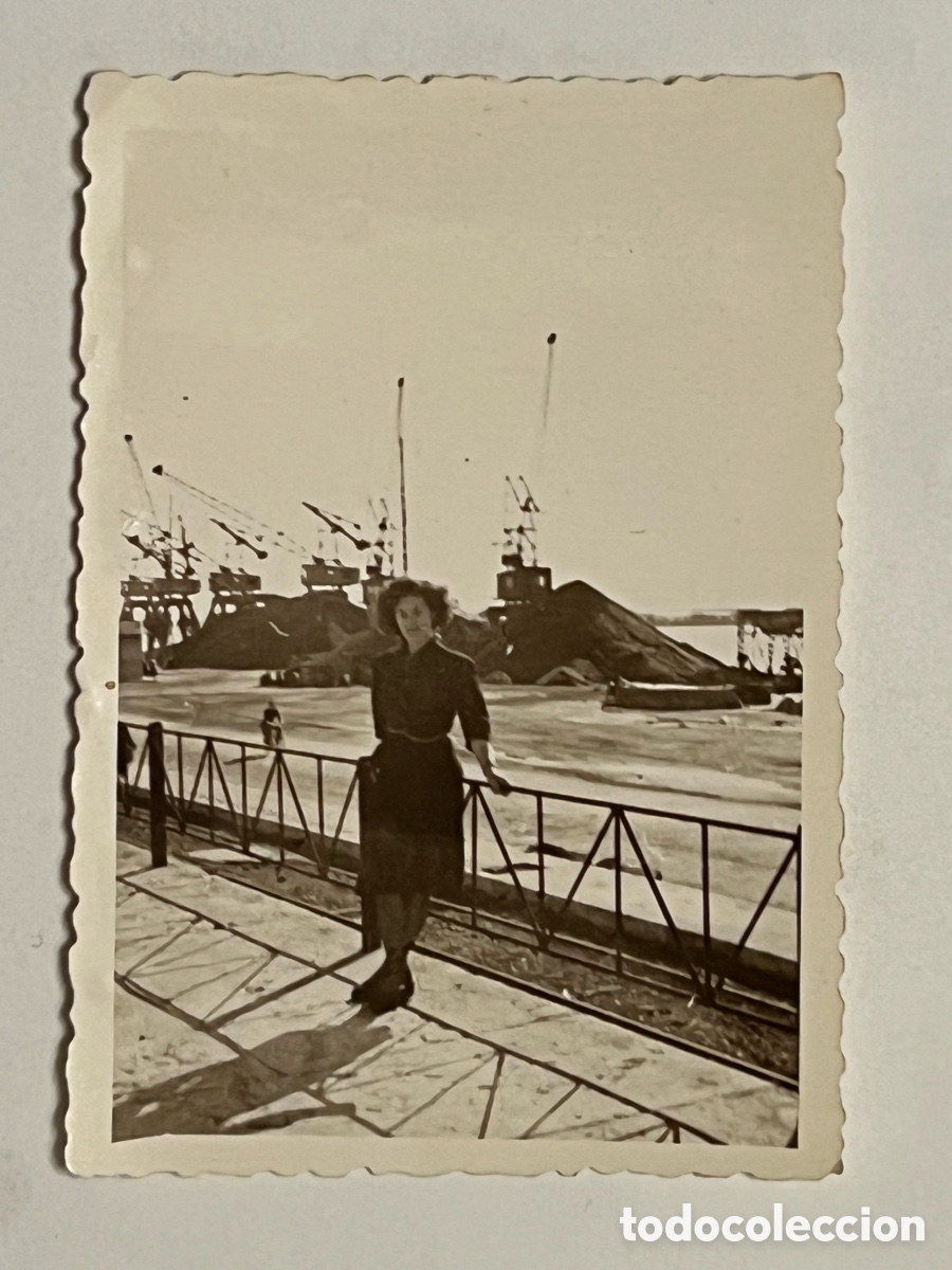 Fotograf&iacute;a antigua: EL GRAO, Valencia.. Muelle de carga.. Fotograf&iacute;a Se&ntilde;orita posando para el recuerdo.. (a.1953)
