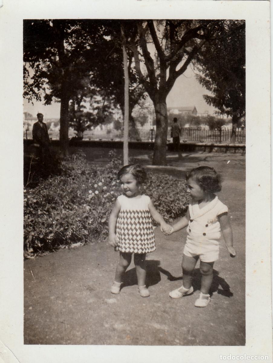 Fotograf&iacute;a antigua: Ni&ntilde;os, hermanitos en el pretil del Turia, Val&egrave;ncia? A&ntilde;os 50-60 pc