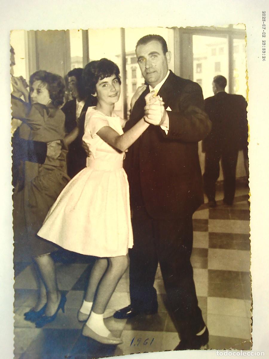 Fotograf&iacute;a antigua: FOTO DE JOVENCITA BAILANDO CON SE&Ntilde;OR , 1961. DE MADUE&Ntilde;O, SABADELL ..... 12,5 X 17,5 CM
