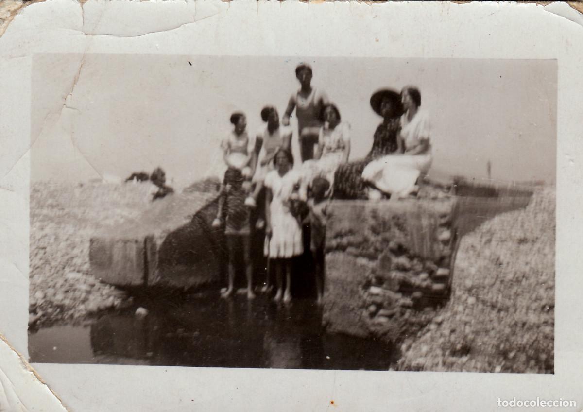 Fotograf&iacute;a antigua: Amigos en la escollera. A&ntilde;os 20-30 pc