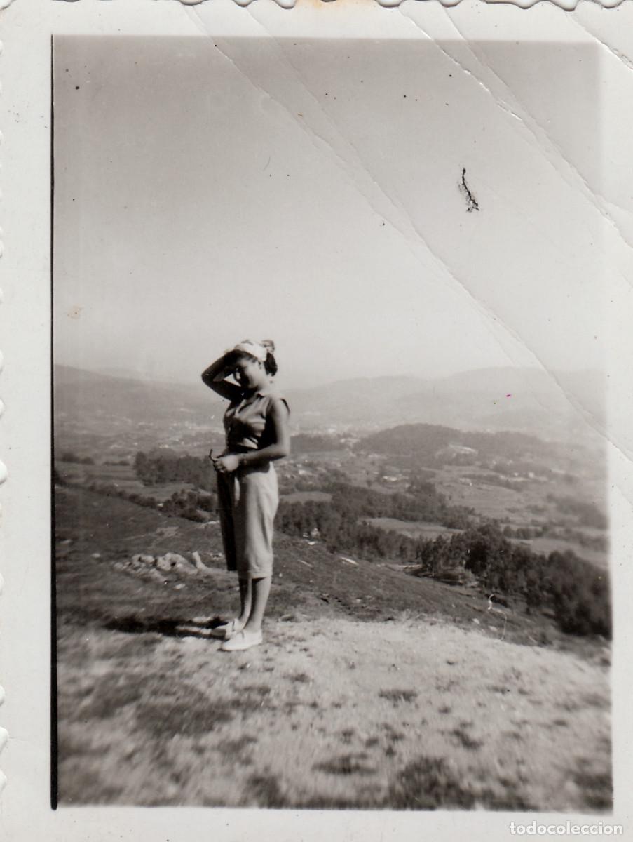 Fotograf&iacute;a antigua: Chica en paisaje monta&ntilde;oso. A&ntilde;os 50 pc