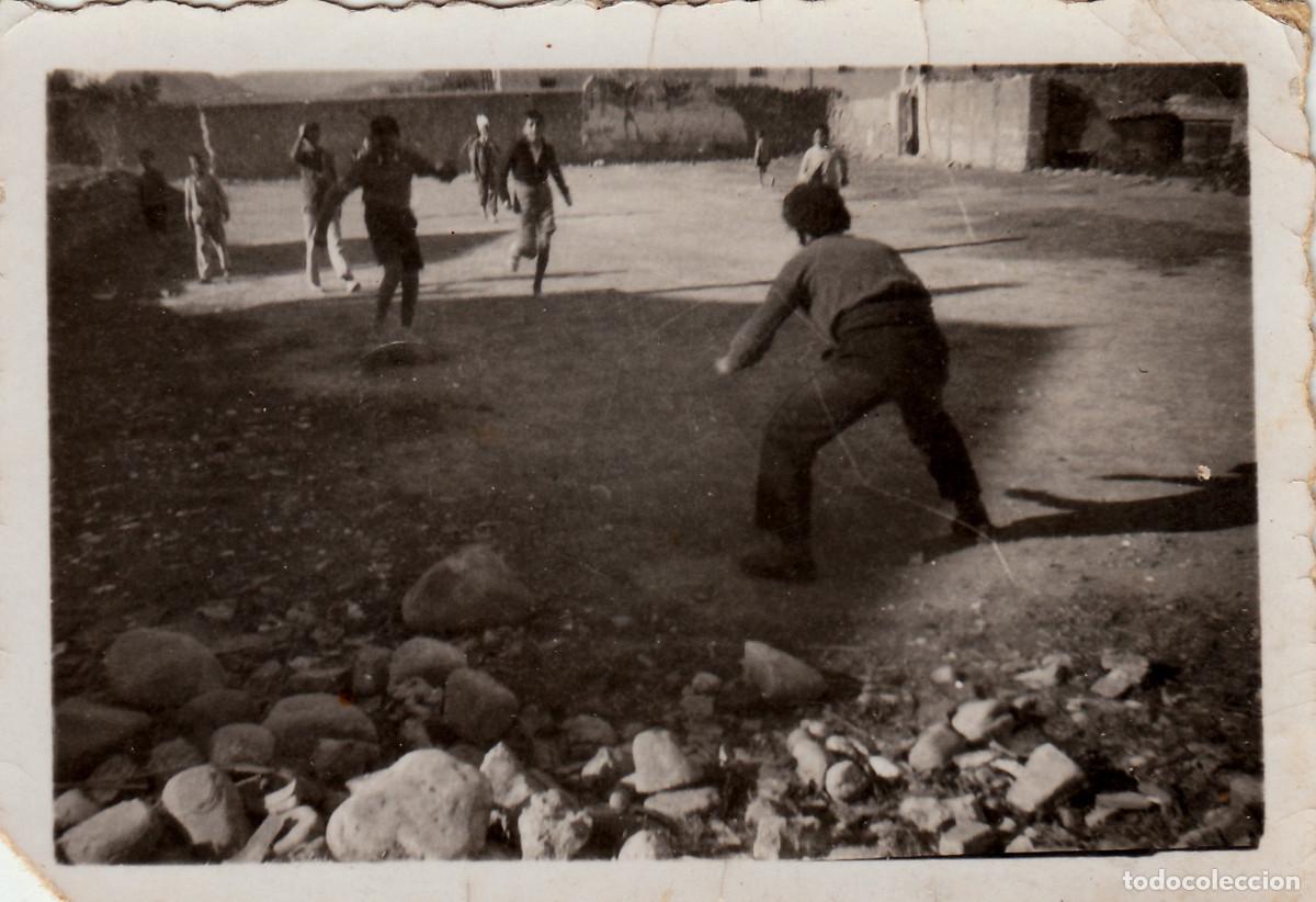 Fotograf&iacute;a antigua: Ni&ntilde;os jugando un partido de f&uacute;tbol en un solar. A&ntilde;os 40 pc