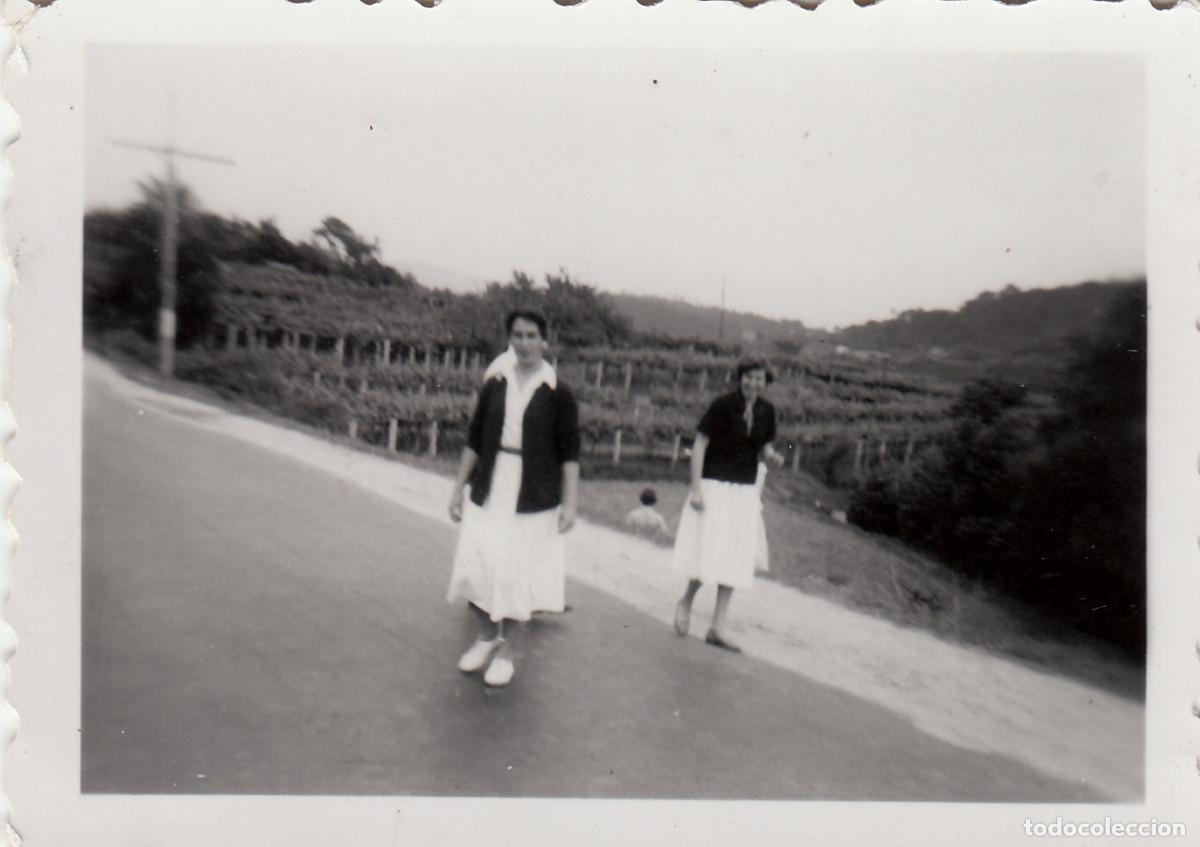 Fotograf&iacute;a antigua: J&oacute;venes amigas en la carretera. A&ntilde;os 40 pc