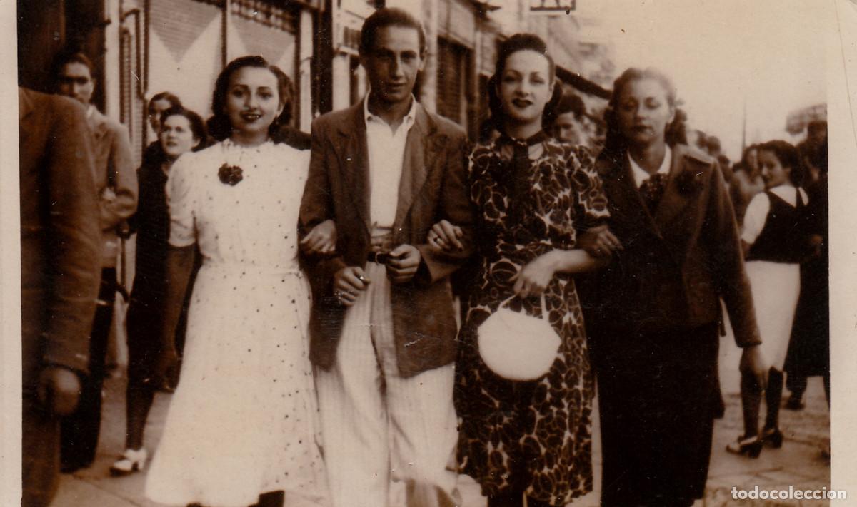 Fotograf&iacute;a antigua: Minutero. Amigos cogidos del brazo. A&ntilde;os 30-40 pc