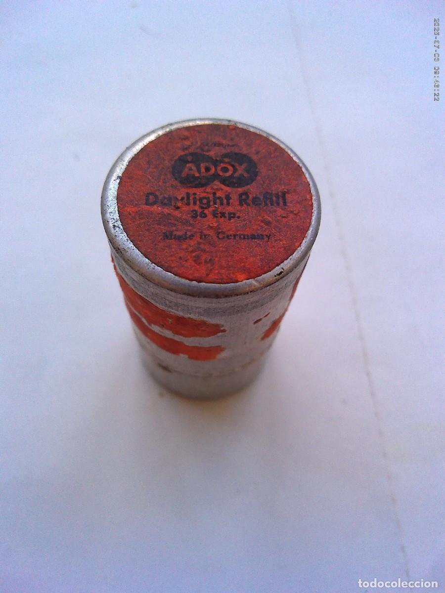 Fotograf&iacute;a antigua: PEQUE&Ntilde;A CAJA DE METAL DE CARRETE DE FOTO DE ADOX CON TIRA DE NEGATIVOS DE 33 FOTOS FAMILIARES