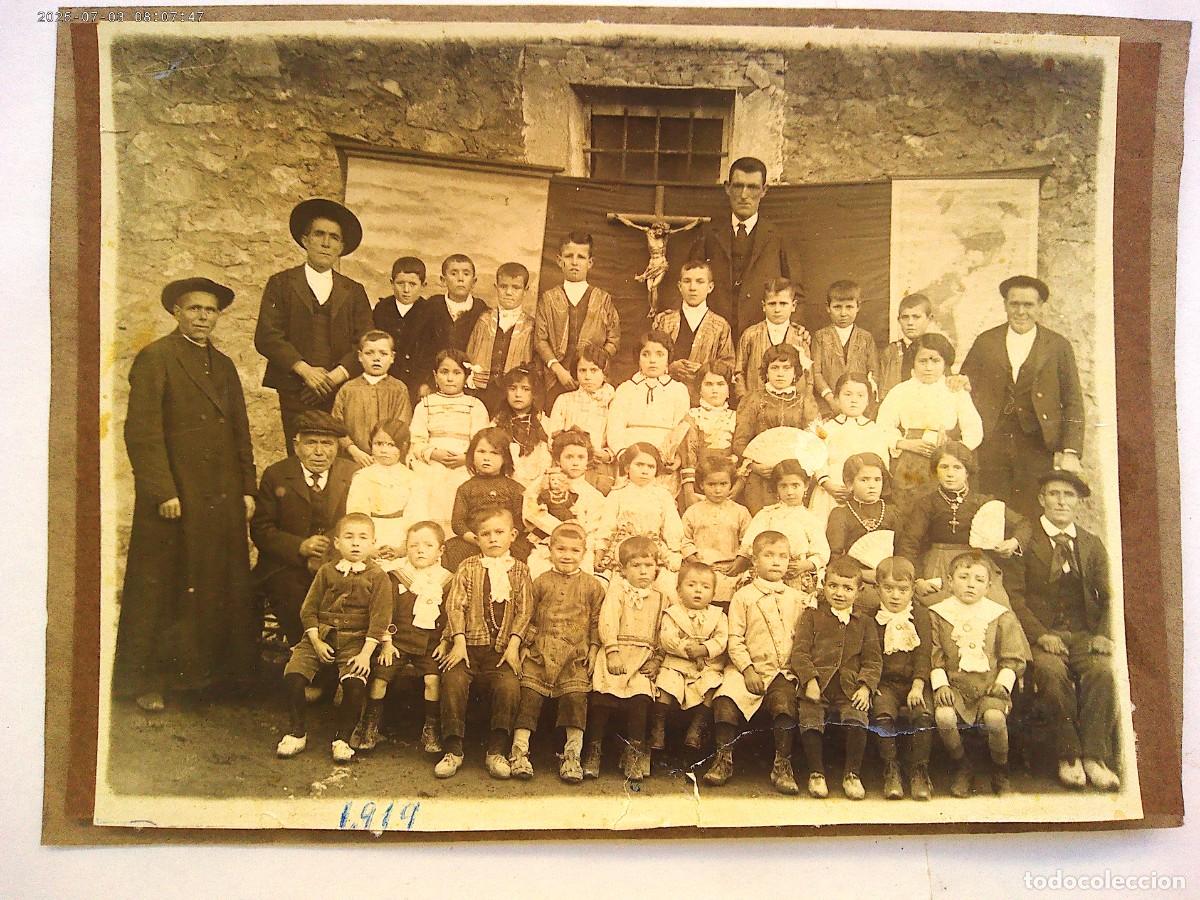 Fotografia antiga: FOTO ESCOLAR MUY ANTIGUA : NI&Ntilde;OS , MAESTRO, SACERDOTE , ETC , CON CRUCIFIJO . PP. DE SIGLO