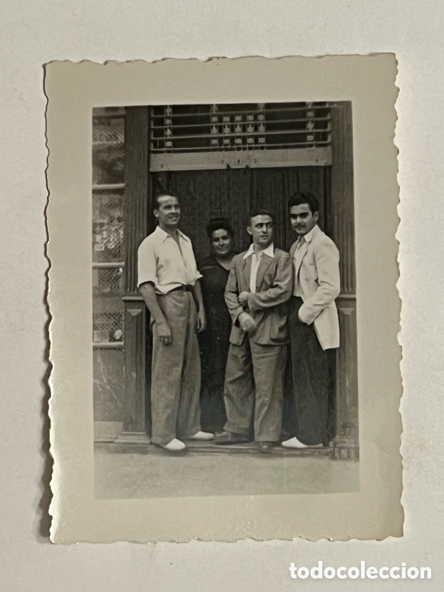 Fotograf&iacute;a antigua: EL GRAO de Valencia. Frente a la tienda de ultramarinos.. (h.1945?) Med&iacute;das: 5,5 x 7,5 cm