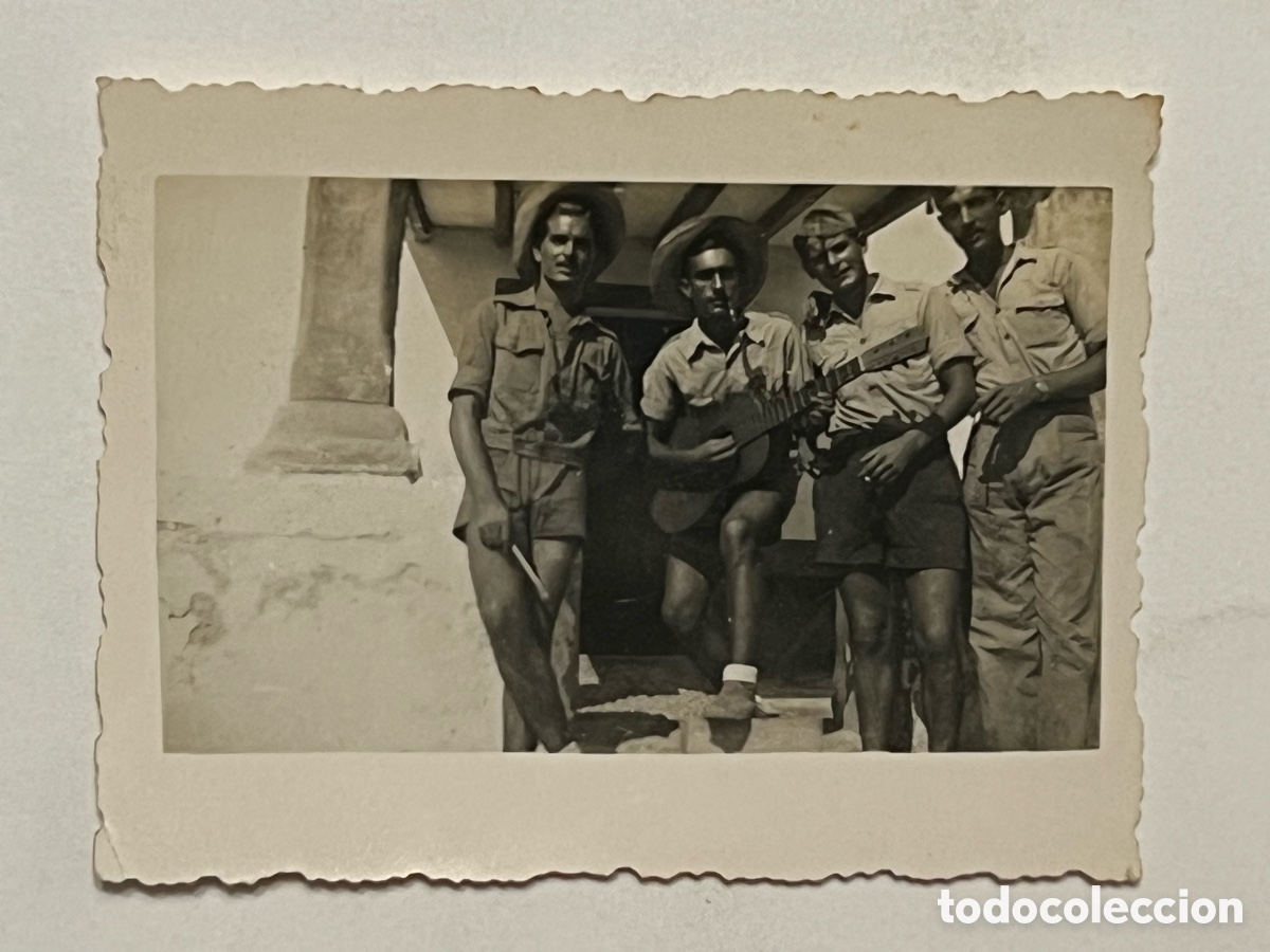 Fotograf&iacute;a antigua: TETU&Aacute;N.. ? Grupo de soldados Guitarra en mano. Tiempo de asueto.. (h.1950?)