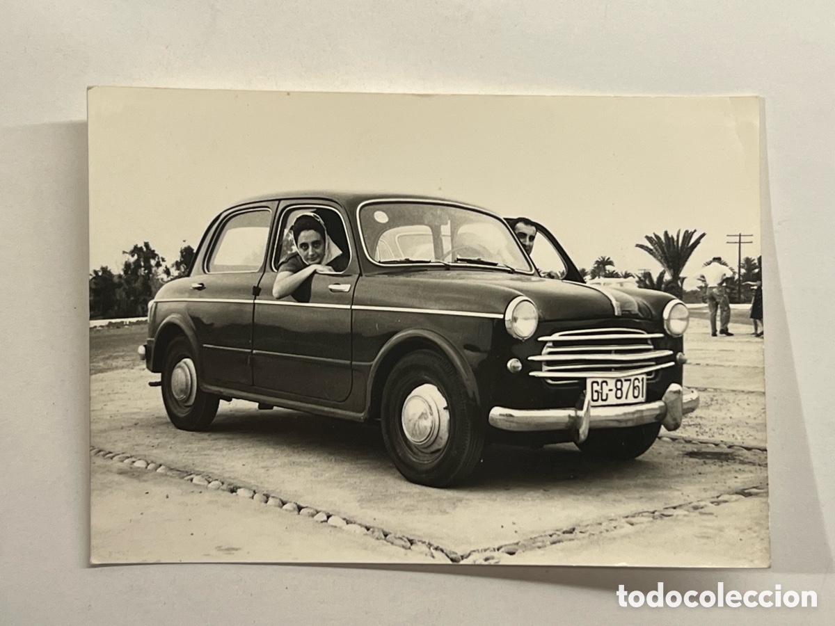 Fotograf&iacute;a antigua: LAS PALMAS DE GRAN CANARIA. En la Playa de Mas Palomas con nuestro autom&oacute;vil FIAT (a.1962)