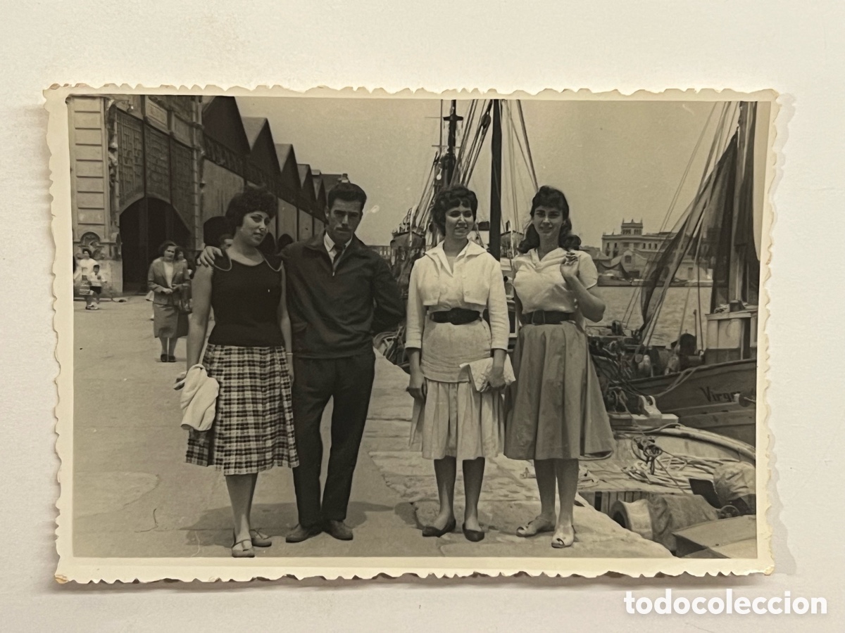 Fotograf&iacute;a antigua: EL GRAO de Valencia., J&oacute;venes de paseo por el Puerto.. Fotos A. Fuertes (a.1959)