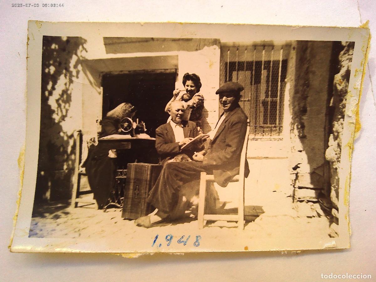 Fotografia antica: FOTO DE LA VIDA RUSTICA : FAMILIA AL FRESCO, LEYENDO, COSIENDO CON MAQUINA DE COSER, ETC , 1948