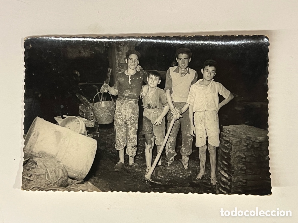 Fotograf&iacute;a antigua: LA RIUA.. Riada de Valencia.. Fotograf&iacute;a achicando barro en una vivienda.. 18 Octubre de 1957