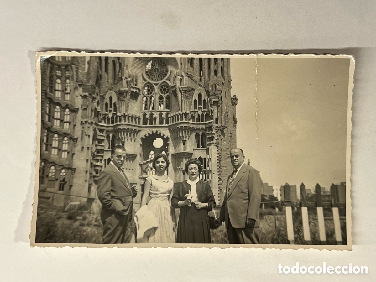 Fotograf&iacute;a antigua: SAGRADA FAMILIA. Barcelona.. Catedral ViVa.. Fotograf&iacute;a turistas valencianos (h.1950?)