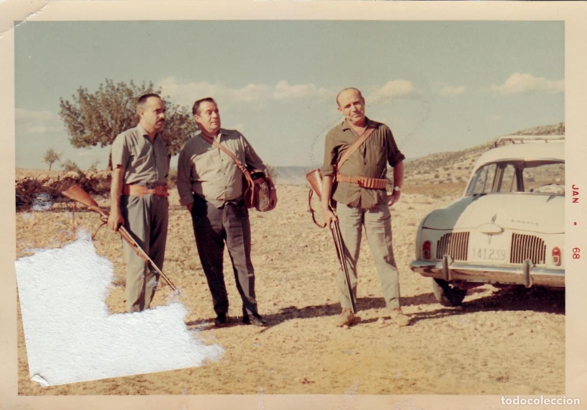 Fotograf&iacute;a antigua: Cazadores con sus escopetas. Renault Dauphine matr&iacute;cula de Val&egrave;ncia. A&ntilde;os 60 pc