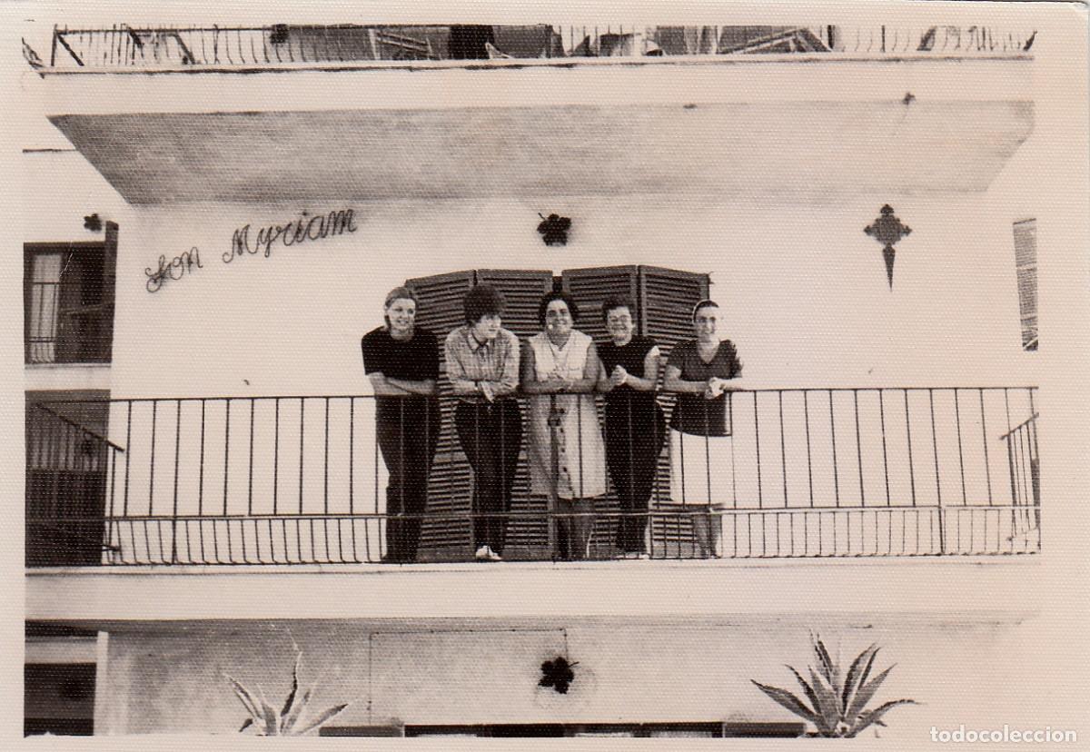 Fotograf&iacute;a antigua: Clientes en un balc&oacute;n del Hotel Son Myriam, Mallorca?. A&ntilde;os 60 pc