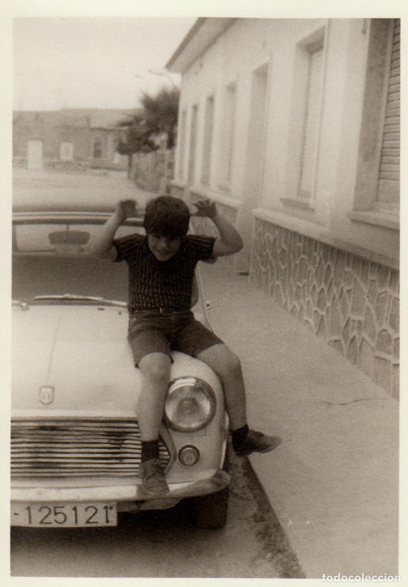 Fotograf&iacute;a antigua: Coche antiguo, Mini. Ni&ntilde;o haciendo broma. A&ntilde;os 60 pc