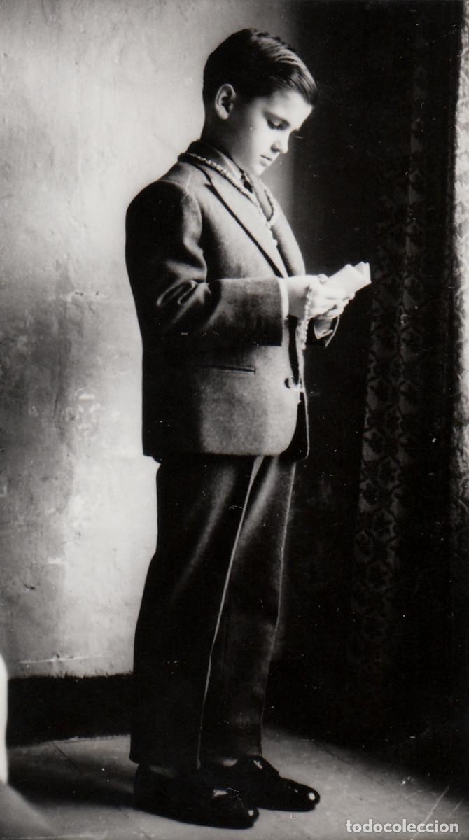 Fotograf&iacute;a antigua: Ni&ntilde;o formalito leyendo un libro. A&ntilde;os 60 pc