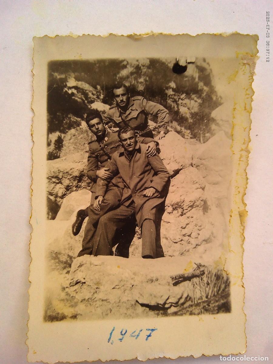 Fotograf&iacute;a antigua: FOTO DE GUARDIA CIVIL Y AMIGOS ABRAZADOS , 1947