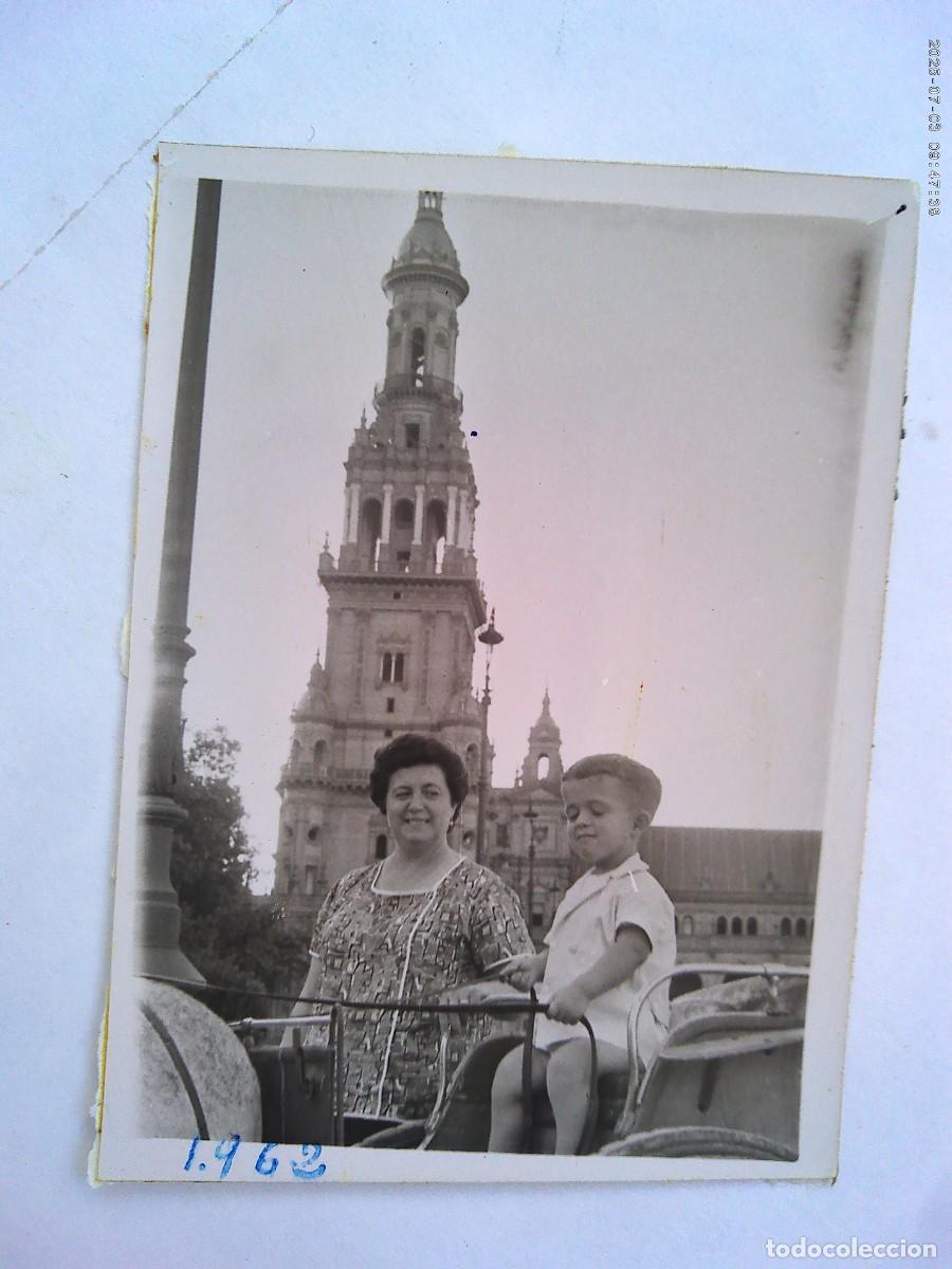 Fotograf&iacute;a antigua: MINUTERO DEL FOTOGRAFO DEL PARQUE DE MARIA LUISA: NI&Ntilde;O AQUEJADO DE ENANISMO EN CARRITO, PLAZA ESPA&Ntilde;A