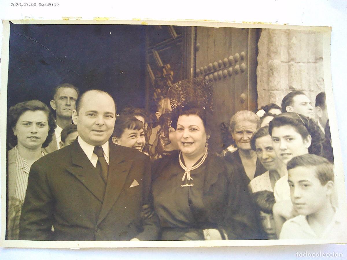 Photographie ancienne: FOTO DE PAREJA, ELLA CON PEINETA Y MANTILLA . DE YA&Ntilde;EZ , SEVILLA .... 11,5 X 18 CM