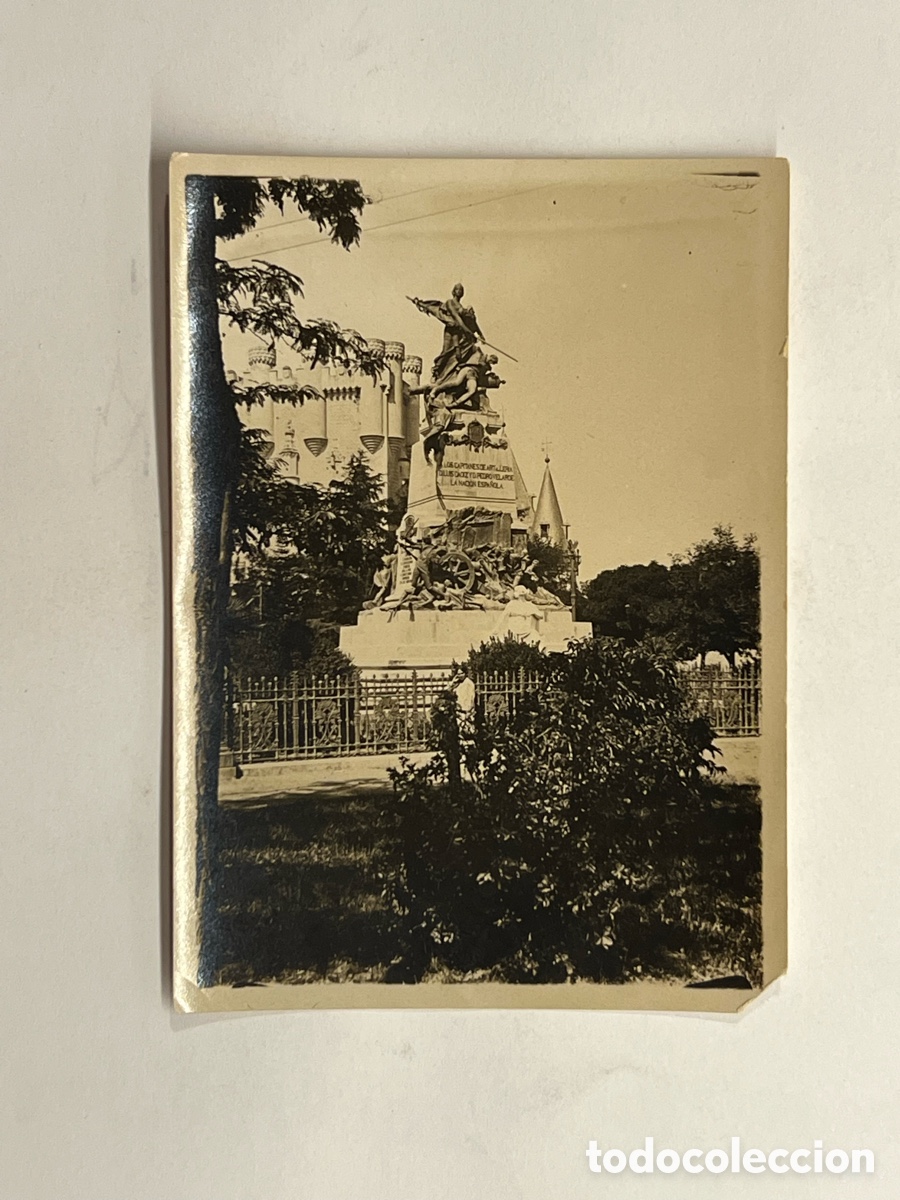 Fotograf&iacute;a antigua: MINUTEROS SEGOVIA.. Monumento a Daoiz y Velarde.. Plaza Reina Victoria (h.1940?)