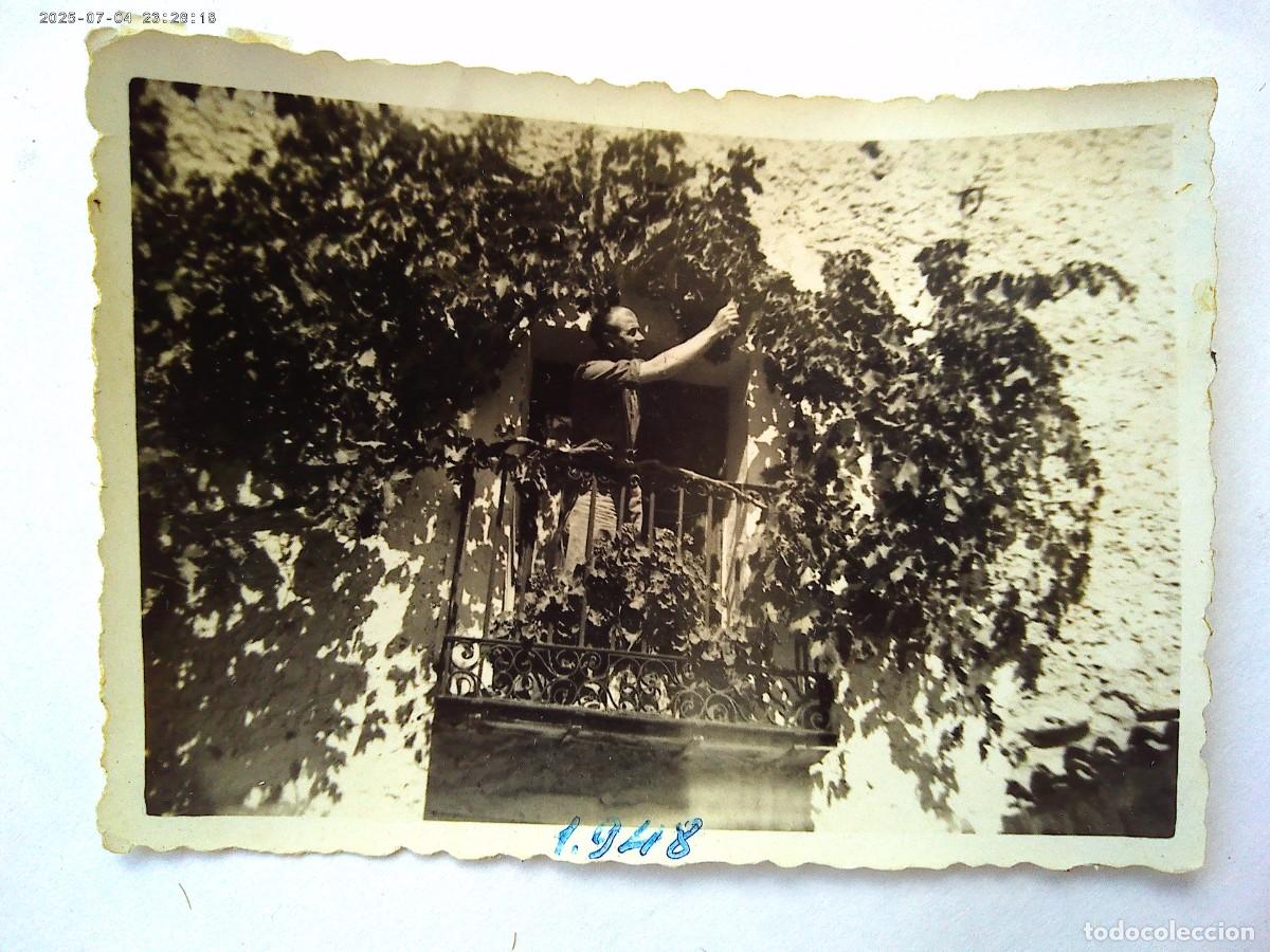 Fotograf&iacute;a antigua: FOTO DE HOMBRE EN UN BALCON EMPARRADO , 1948