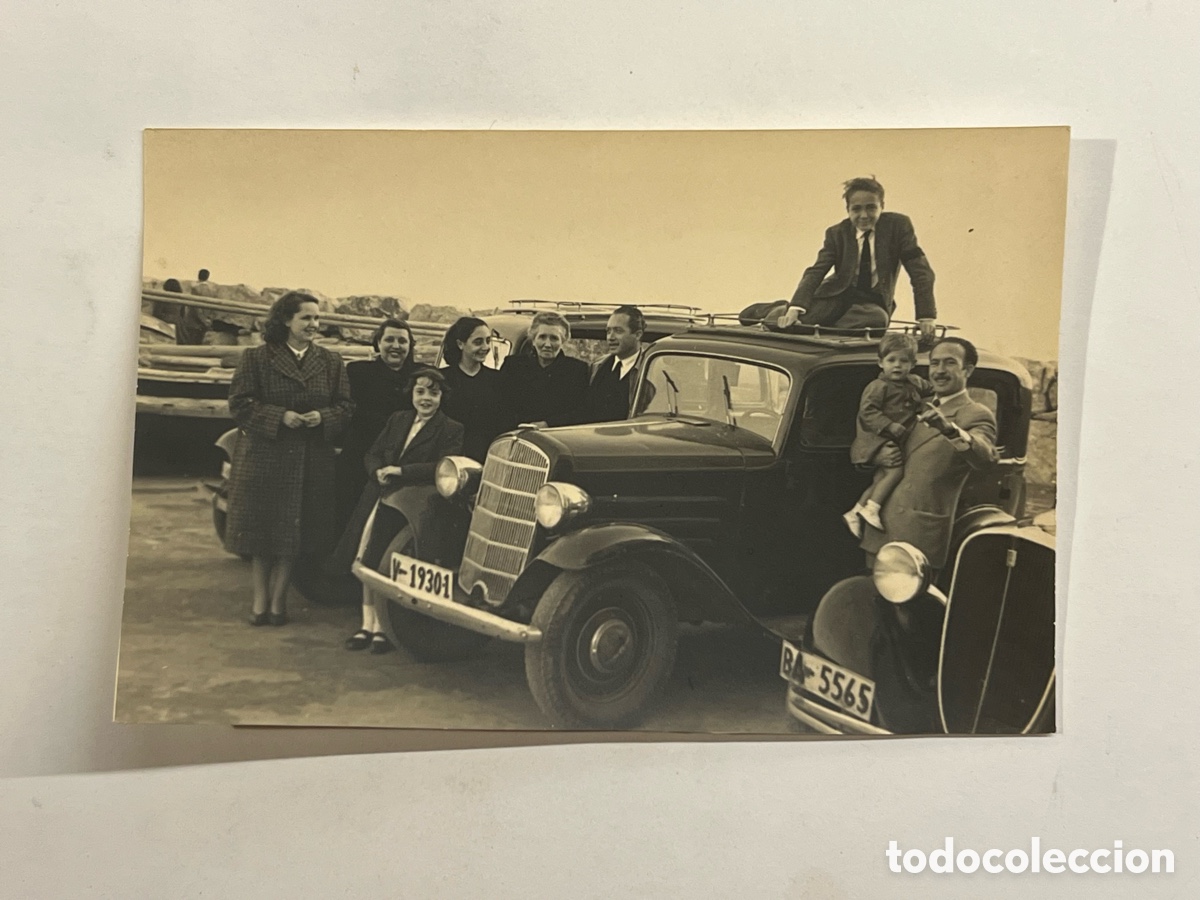 Fotograf&iacute;a antigua: PUERTO DE CASTELLON.. Fotograf&iacute;a familias con sus viejos coches&hellip; Valencia, Badajoz.. (a.1951)