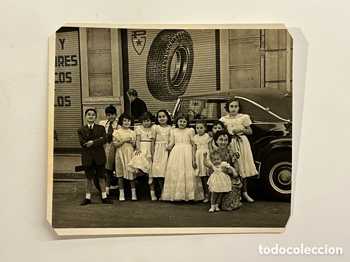Fotograf&iacute;a antigua: VALENCIA. Un feliz d&iacute;a de Primera Comuni&oacute;n en el barrio&hellip; LUX, fot&oacute;grafia (h.1950?)