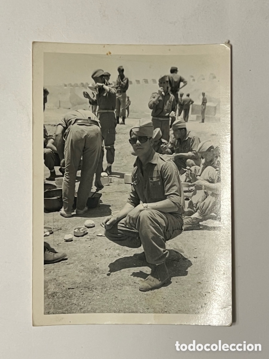 Fotograf&iacute;a antigua: SIDI IFNI.. Militares espa&ntilde;oles hora del rancho.. Foto Pako, (h.1960?) Med&iacute;das: 7,5 x 10,5 cm