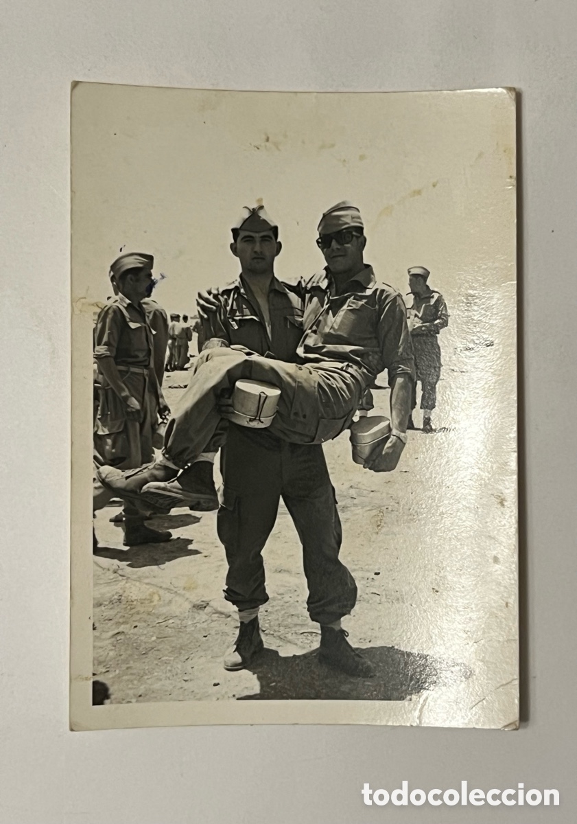 Fotograf&iacute;a antigua: SIDI IFNI.. Militares espa&ntilde;oles hora del rancho.. Foto Pako, (h.1960?) Med&iacute;das: 7,5 x 10,5 cm