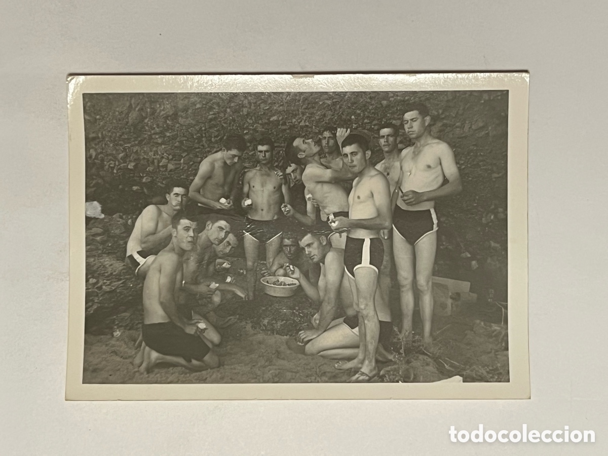 Fotograf&iacute;a antigua: MILITAR. Fotograf&iacute;a Grupo de soldados en ba&ntilde;ador&hellip; (h.1960?) Med&iacute;das: 7,5 x 10,5 cm