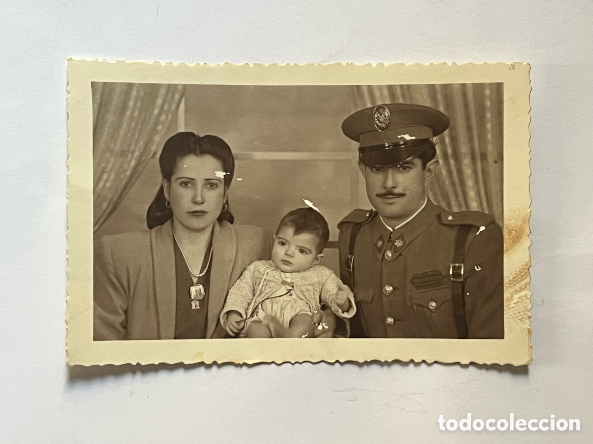 Fotografia antiga: ALCAZARQUIVIR (Marruecos) El Cabo de regulares y familia.. Vda. de Ricart (a.1948) Med&iacute;das: 14 x 9