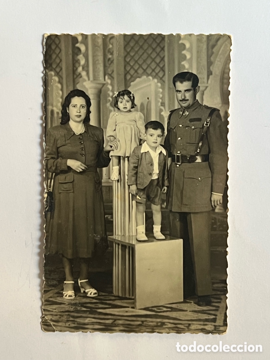 Fotografia antiga: ALCAZARQUIVIR (Marruecos) El Cabo de regulares y familia.. Vda. de Ricart (a.1951) Med&iacute;das: 14 x 9