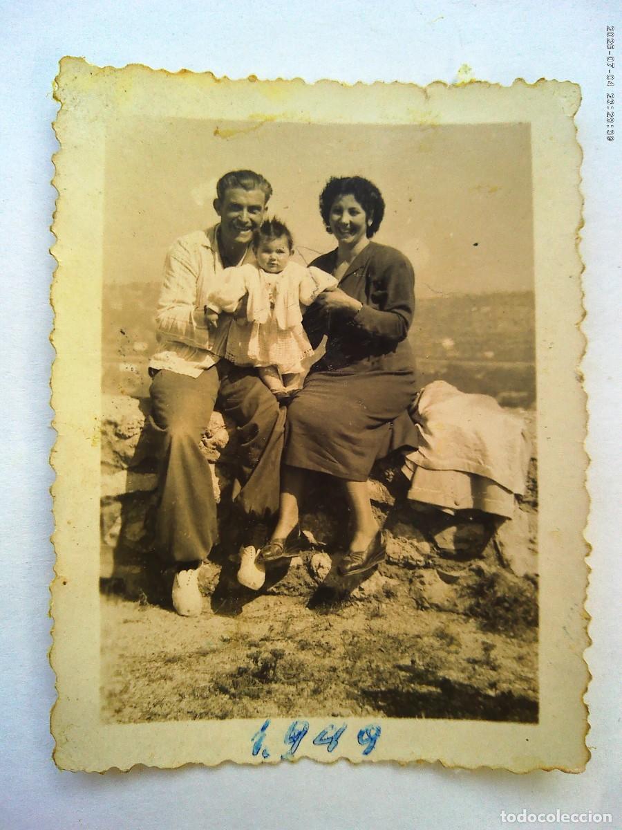Fotograf&iacute;a antigua: PEQUE&Ntilde;A FOTO DE PAREJA CON NI&Ntilde;O, 1949