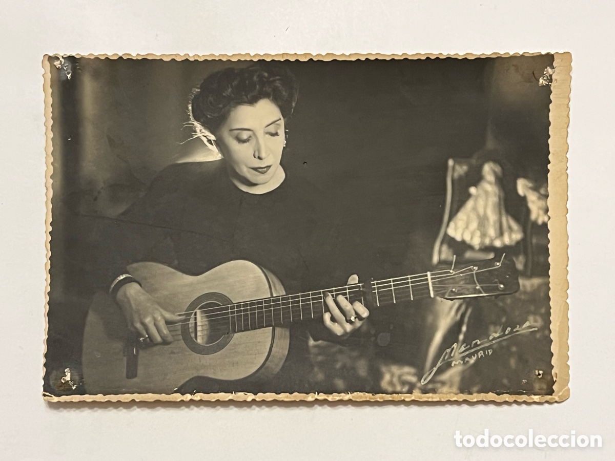 Fotograf&iacute;a antigua: LOLA MEMBRIVES a la guitarra, en la obra Ventolera, Hnos. Quintero. Teatro San Fernando. Sevilla