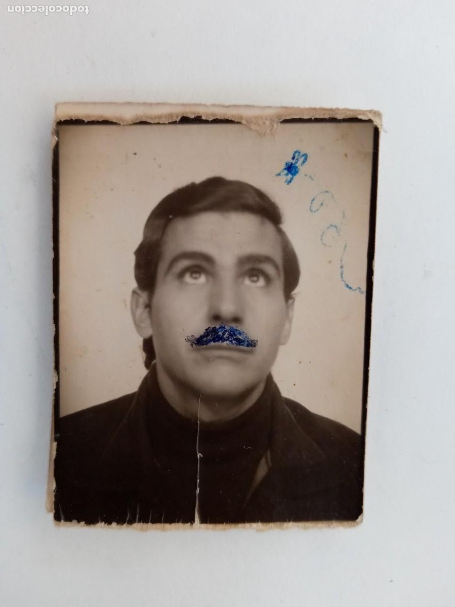 Fotografia antiga: FOTOMATON DE JOVEN MIRANDO AL TECHO CON BIGOTE PINTADO ( EN LA FOTO )