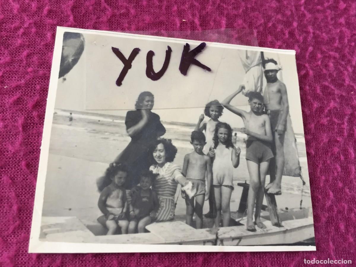 Fotograf&iacute;a antigua: FOTO FOTOGRAFIA DE NI&Ntilde;OS SUBIDOS A UNA BARCA EN LA PLAYA DE LA MALVARROSA A&Ntilde;OS 20