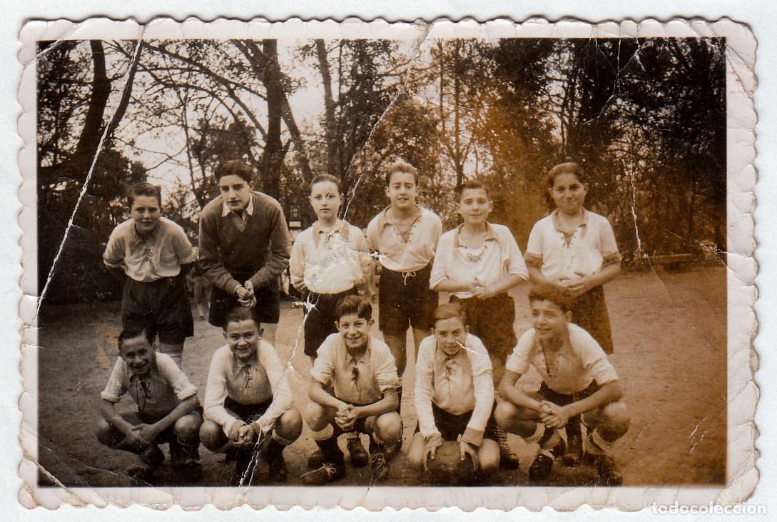 Fotograf&iacute;a antigua: Ni&ntilde;os futbolistas. Equipo infantil de f&uacute;tbol. A&ntilde;os 30-40 pc