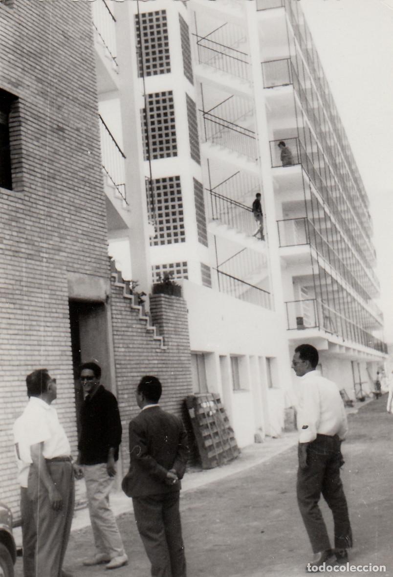 Fotograf&iacute;a antigua: Edificio de apartamentos con grandes balcones. A&ntilde;os 50-60 pc