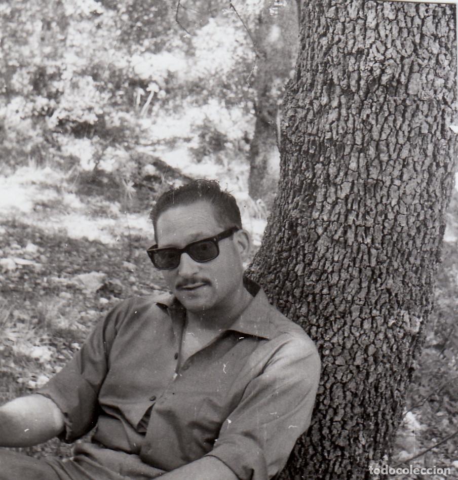Fotograf&iacute;a antigua: Guapo caballero con bigote y gafas de sol. A&ntilde;os 60 pc