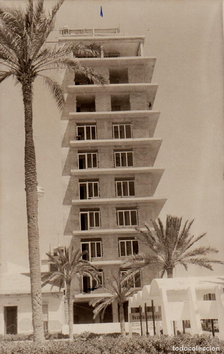 Fotograf&iacute;a antigua: Edificio de apartamentos con grandes balcones rodeado de palmeras. A&ntilde;os 50-60 pc