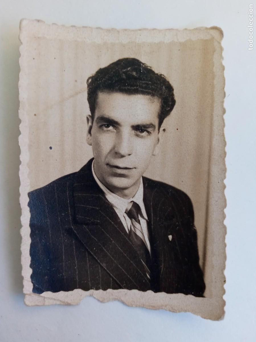 Photographie ancienne: BONITA FOTO DE JOVEN ELEGANTE CON PIN DEL SEVILLA F.C. . DE BURGOS , SEVILLA