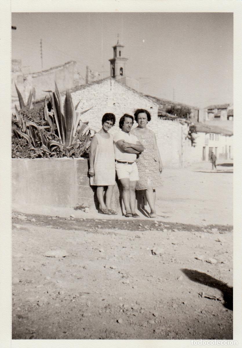 Fotograf&iacute;a antigua: Tr&iacute;o. Pueblo sin localizar. Torre campanario de iglesia. A&ntilde;os 70 pc