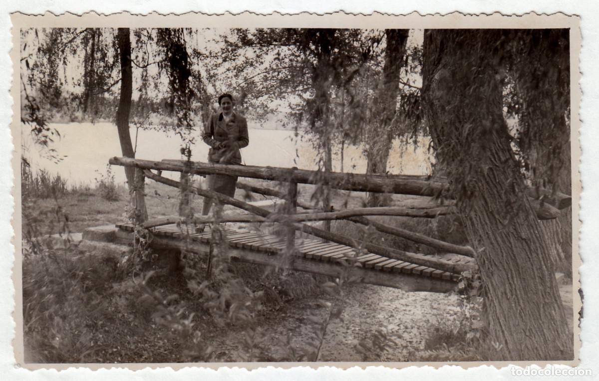 Fotograf&iacute;a antigua: Dama en un lago. A&ntilde;os 50-60 pc