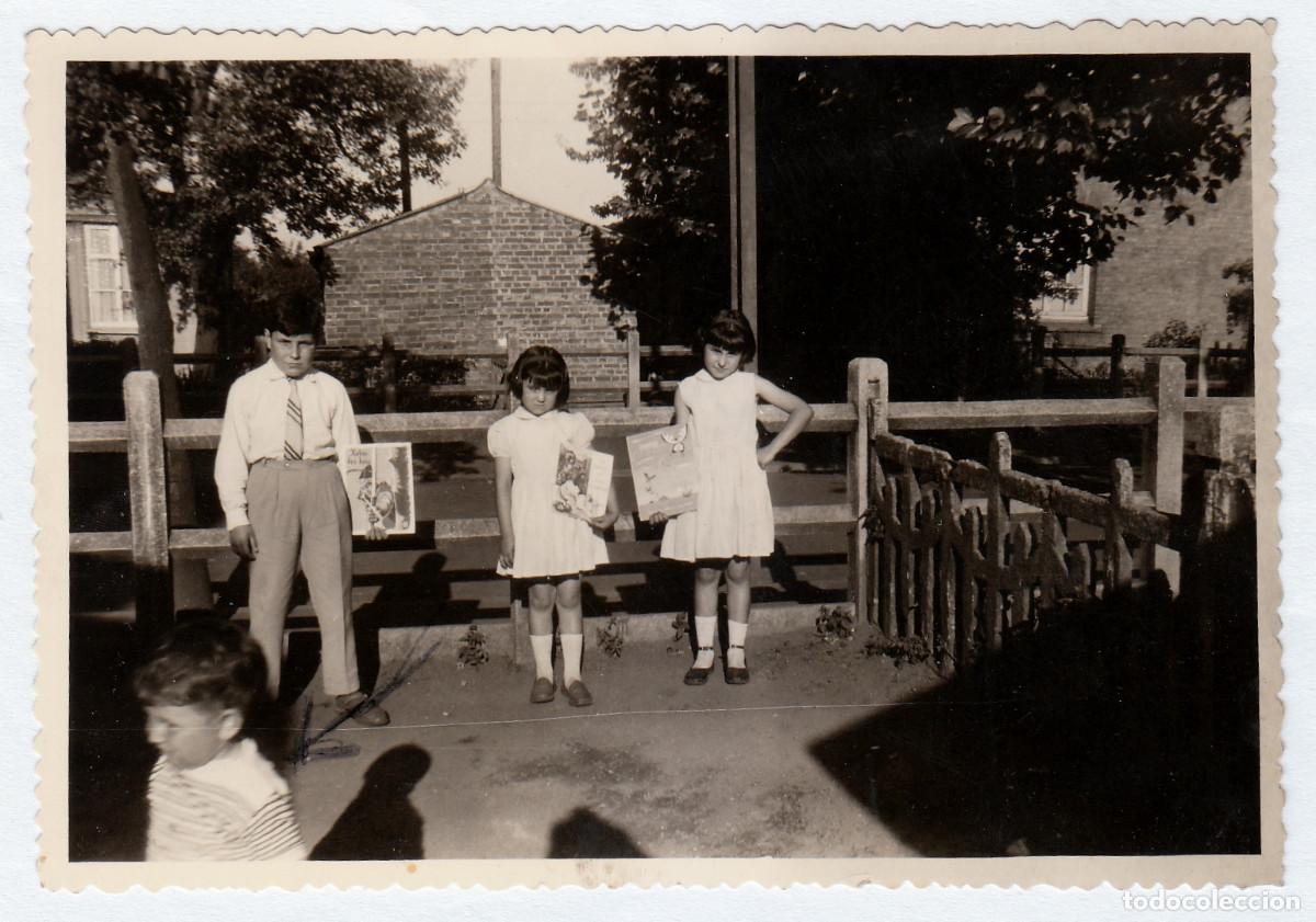 Fotograf&iacute;a antigua: Ni&ntilde;os posando con sus dibujos. A&ntilde;os 50-60 pc