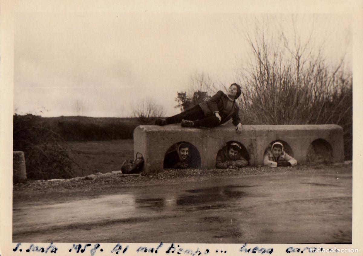 Fotograf&iacute;a antigua: Amigas bromeando en un curioso pretil de la carretera. A&ntilde;os 50 pc